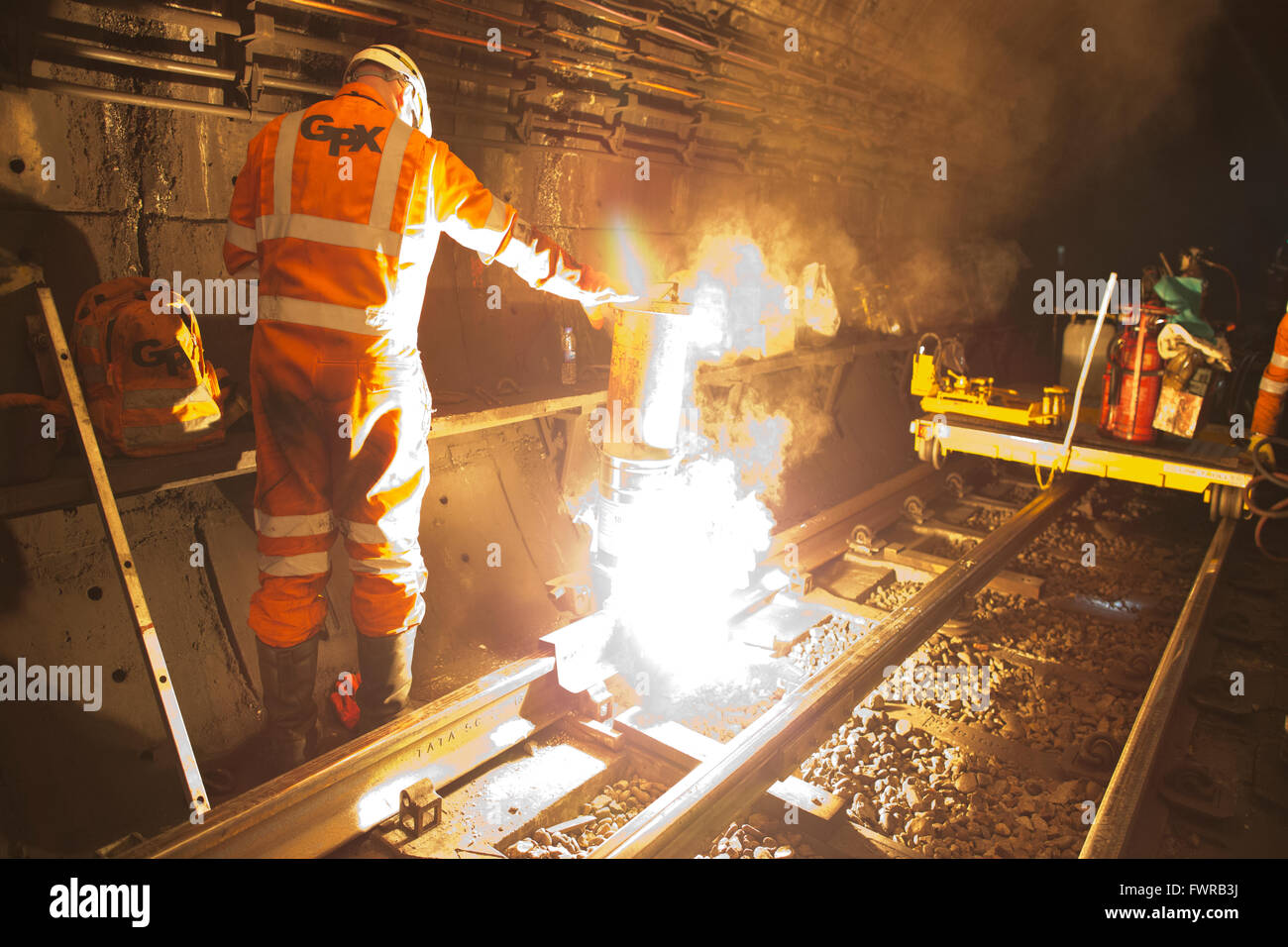 Ingenieure Schweißen Ersatzkomponenten Track zusammen mit Thermit Schweißen am Londoner U-Bahn Gleis, London, UK Stockfoto
