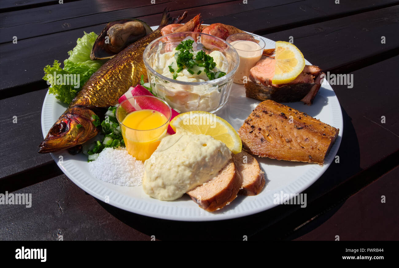 Traditionelle dänische Fischplatte, genannt von der kleinen Insel Bornholm, mit verschiedenen Arten von Räucherfisch Stockfoto