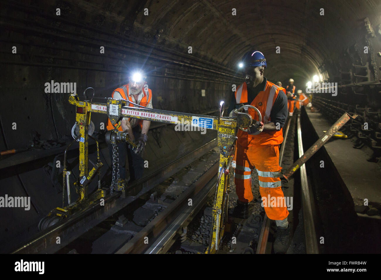 Ingenieure vorzubereiten, Ersatzkomponenten Track zu heben, vor der Verwendung von Thermit Schweißen am Londoner U-Bahn Gleis, London UK Stockfoto