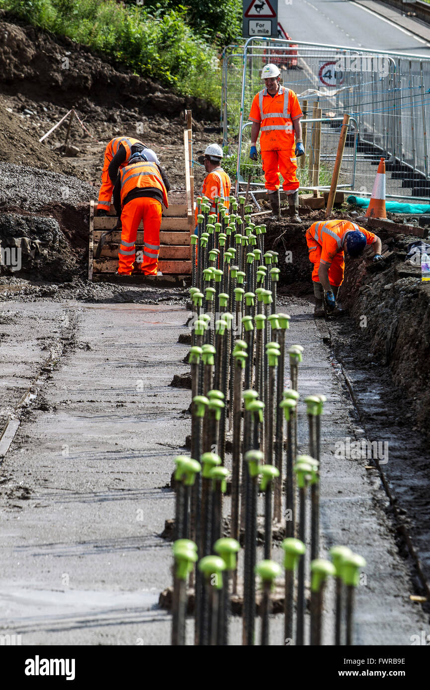 Bauarbeiter arbeiten an den Grenzen der Eisenbahnbau, bereitet Boden für Zement gießen Stockfoto