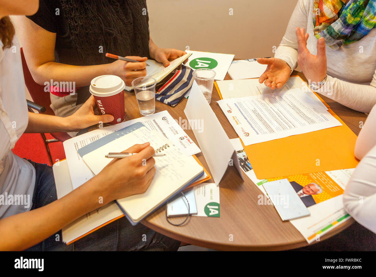 Geschäftstreffen, Bürotisch Frauenberatung Costa Kaffeetasse zum Mitnehmen am Schreibtisch Frau Besprechungsbüro Stockfoto