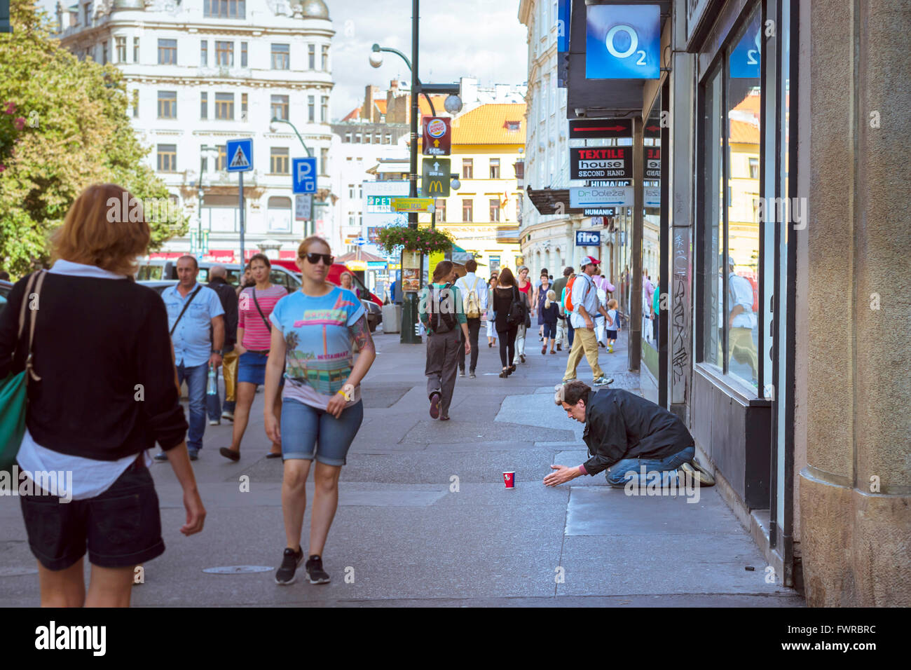 Prag, Tschechien - 25. August 2015: Obdachlose Bettler ist auf einer belebten Straße im Zentrum von Prag, Tschechien betteln Stockfoto