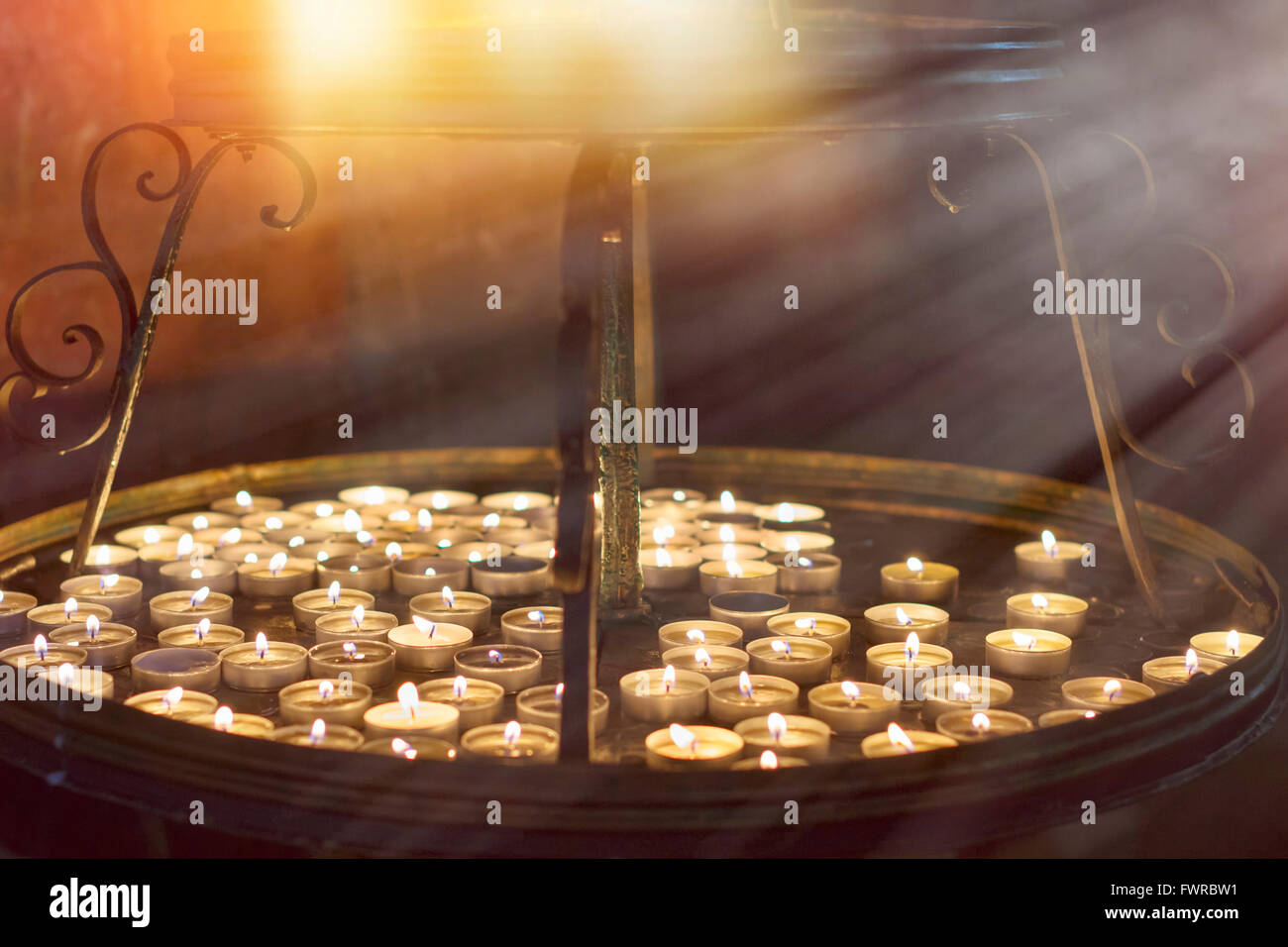 KUTNA HORA, Tschechien - 26. August 2015: Kerzenständer mit Kerzen in das Beinhaus in Sedlec Kostnice enthalten Skelette Stockfoto