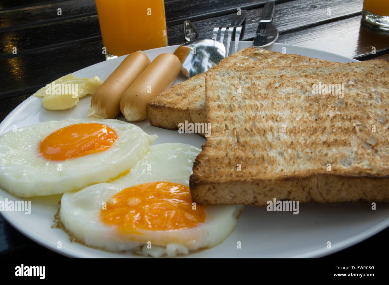 Frühstück mit Würstchen, Toast und Marmelade Stockfoto