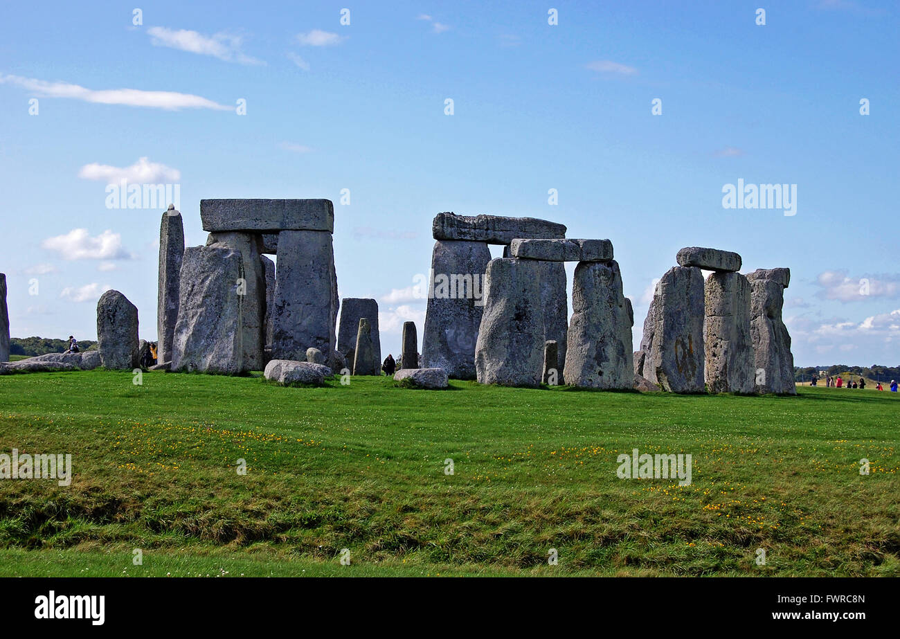 Der Steinkreis von Stonehenge, sieht prächtig, unter blauem Himmel mit flauschigen weißen Wolken, England, uk Stockfoto