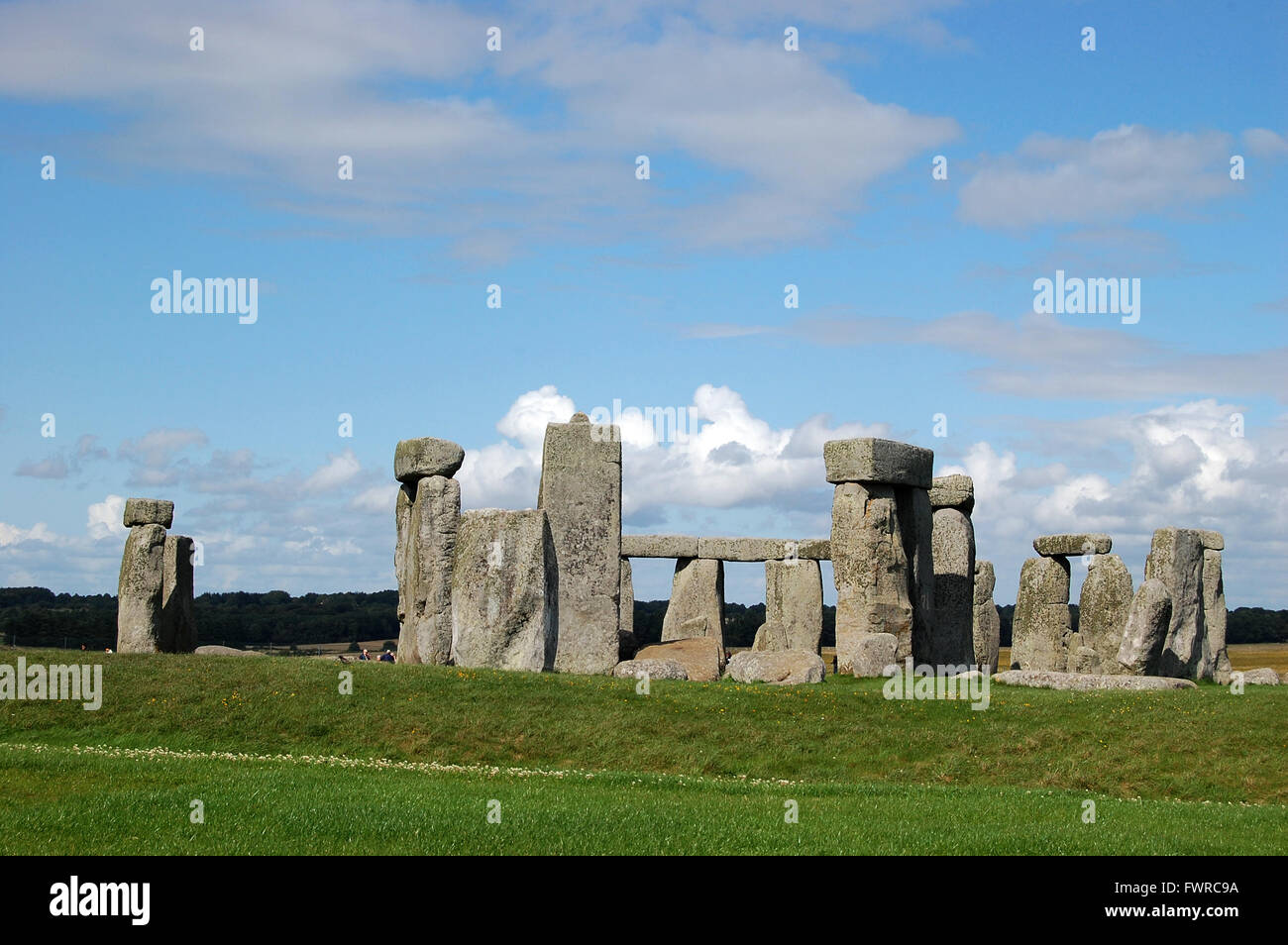 Der Steinkreis von Stonehenge, sieht prächtig, unter blauem Himmel mit flauschigen weißen Wolken, England, uk Stockfoto