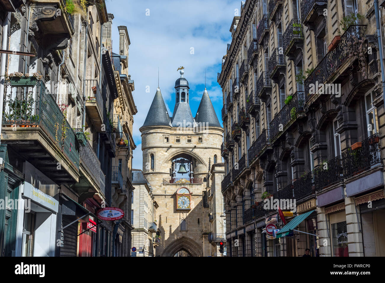 Typische Straße von Bordeaux mit Eglise Catholique Saint-Eloi Kirche im Hintergrund. Bordeaux, Aquitanien, Frankreich. Stockfoto