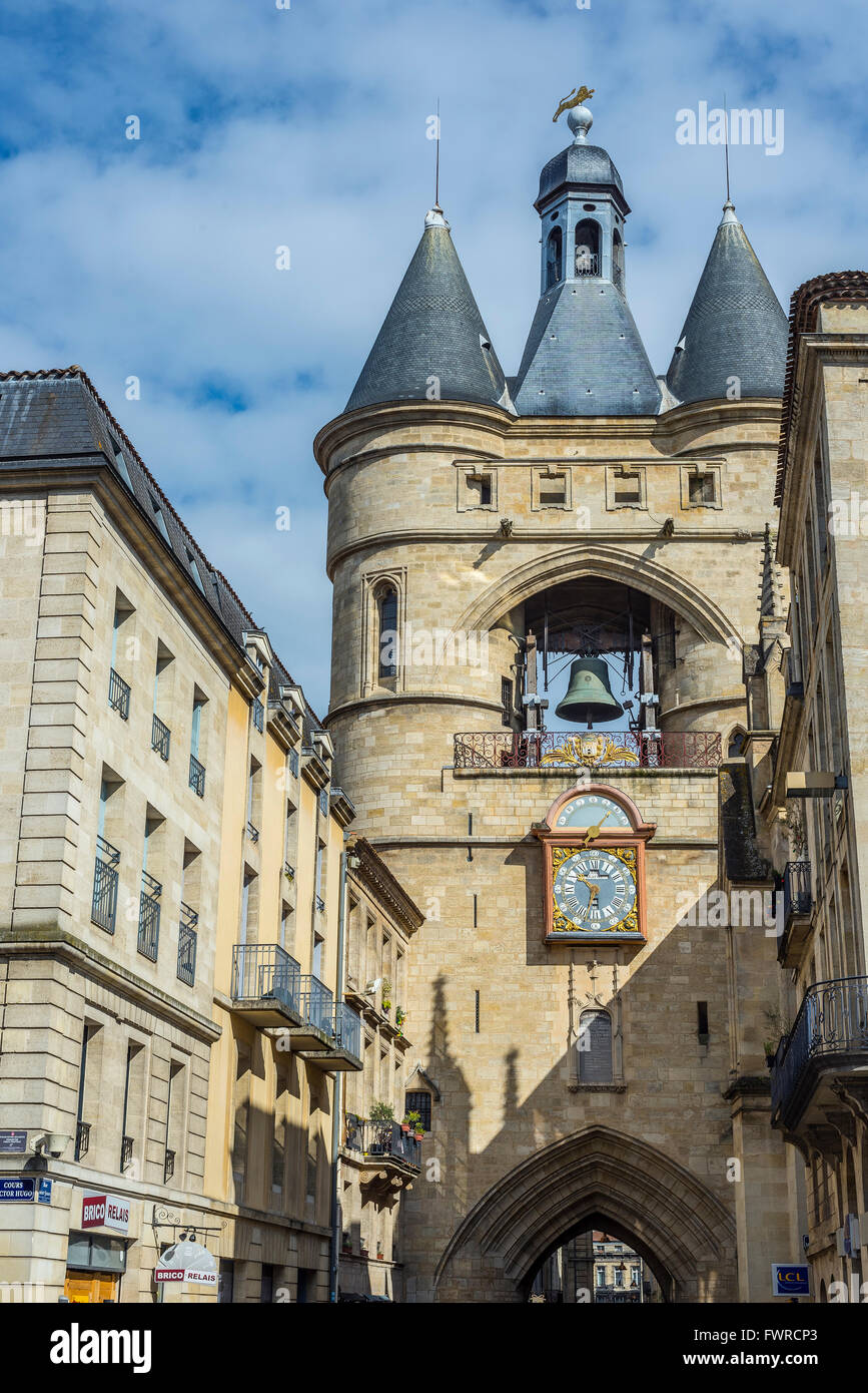 Typische Straße von Bordeaux mit Eglise Catholique Saint-Eloi Kirche im Hintergrund. Bordeaux, Frankreich. Stockfoto