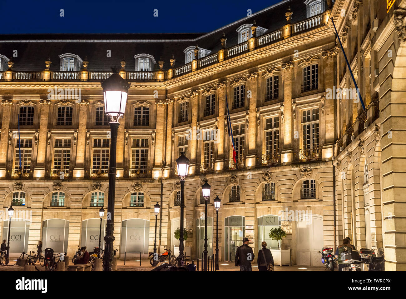 Passanten in Place De La Bourse Quadratmeter in der Nacht. Bordeaux, Aquitanien. Frankreich. Stockfoto