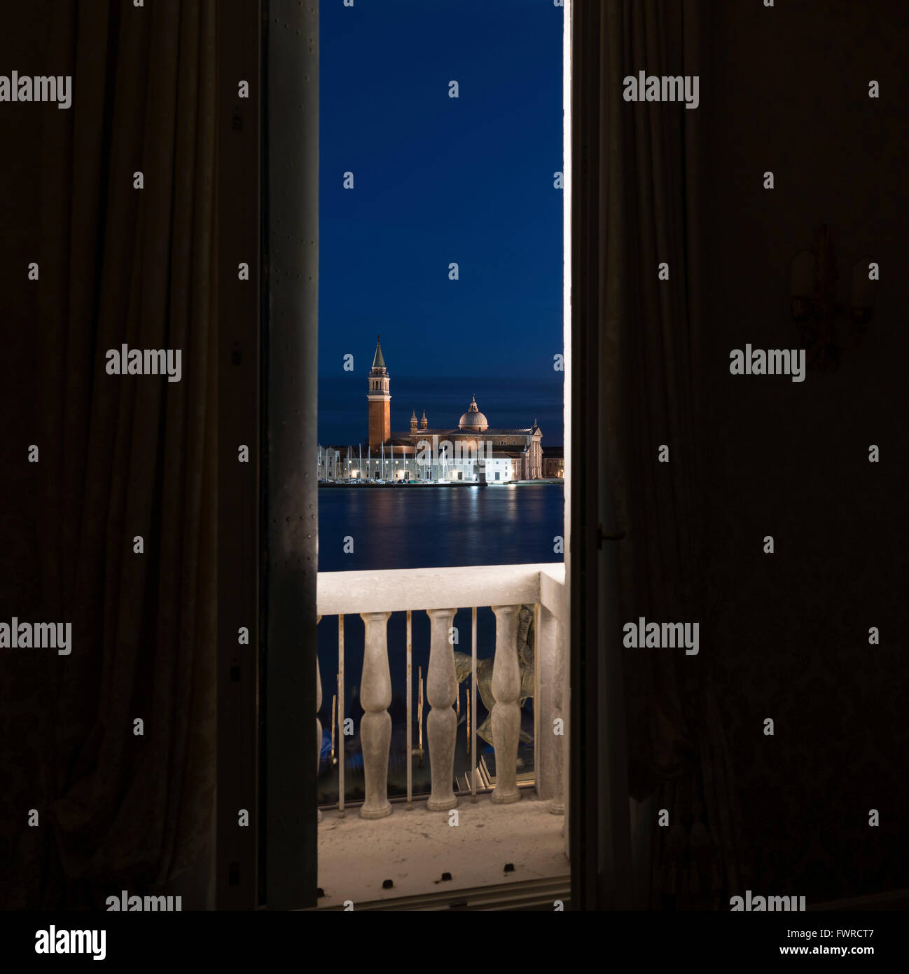 San Giorgio Maggiore, wie von einem Hotelbalkon über der Lagune von Venedig zu sehen. Stockfoto