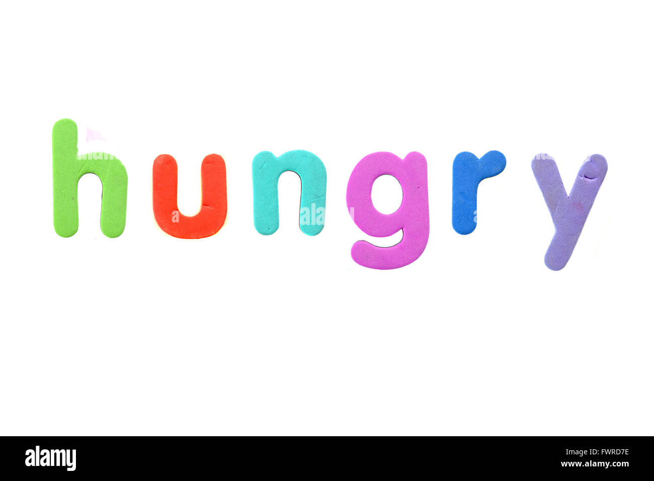 Das Wort Hunger erstellte Formular Alphabet Kühlschrankmagnete fotografiert vor einem weißen Hintergrund. Stockfoto