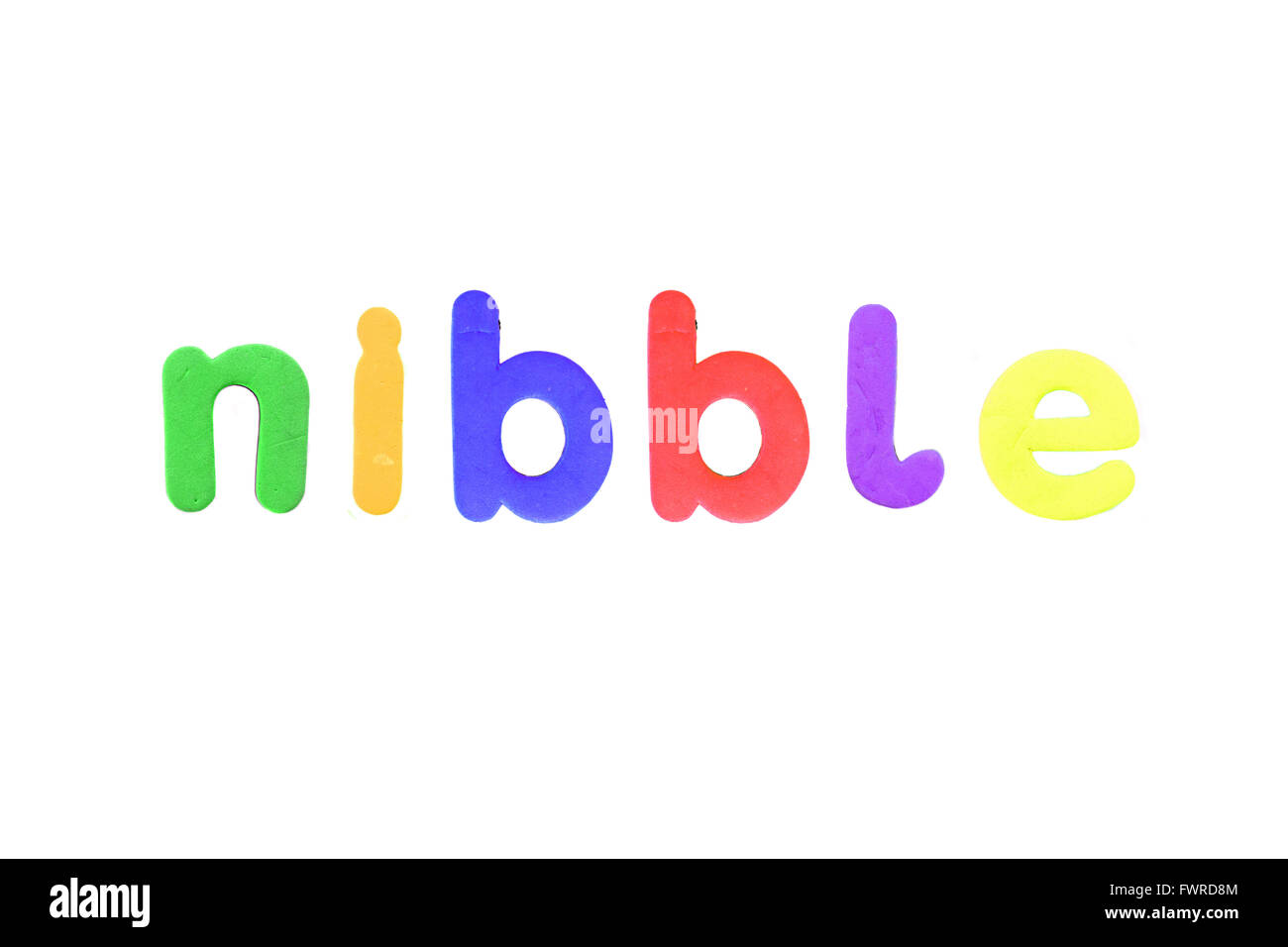 Das Wort Nibble hergestellt aus alphabetischen Kühlschrankmagnete vor weißem Hintergrund fotografiert. Stockfoto