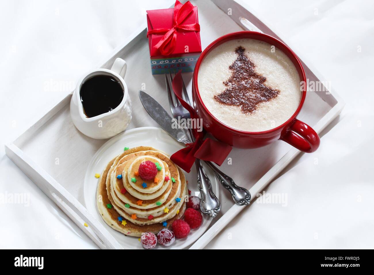 Weihnachten-Frühstück auf einem Tablett Pfannkuchen und Kaffee mit Schokolade abstauben Stockfoto