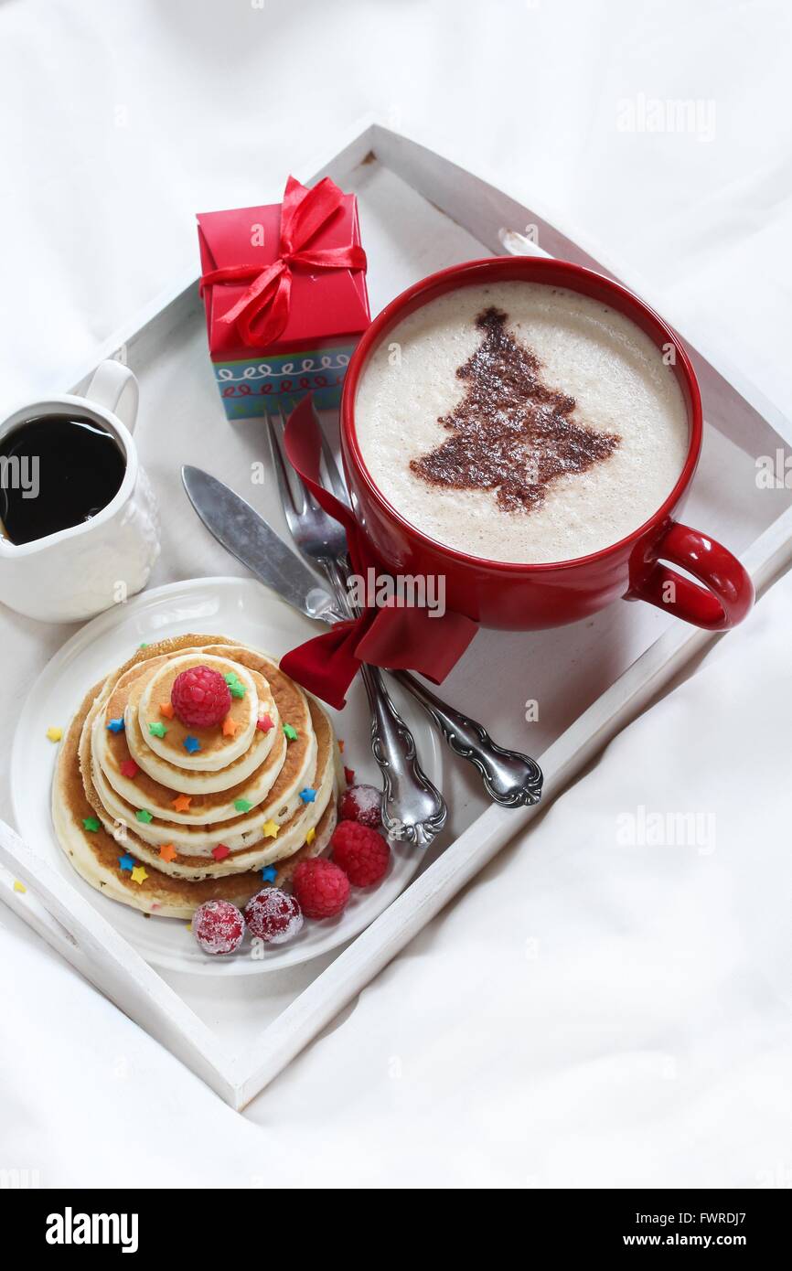 Weihnachten-Frühstück auf einem Tablett Pfannkuchen und Kaffee mit Schokolade abstauben Stockfoto