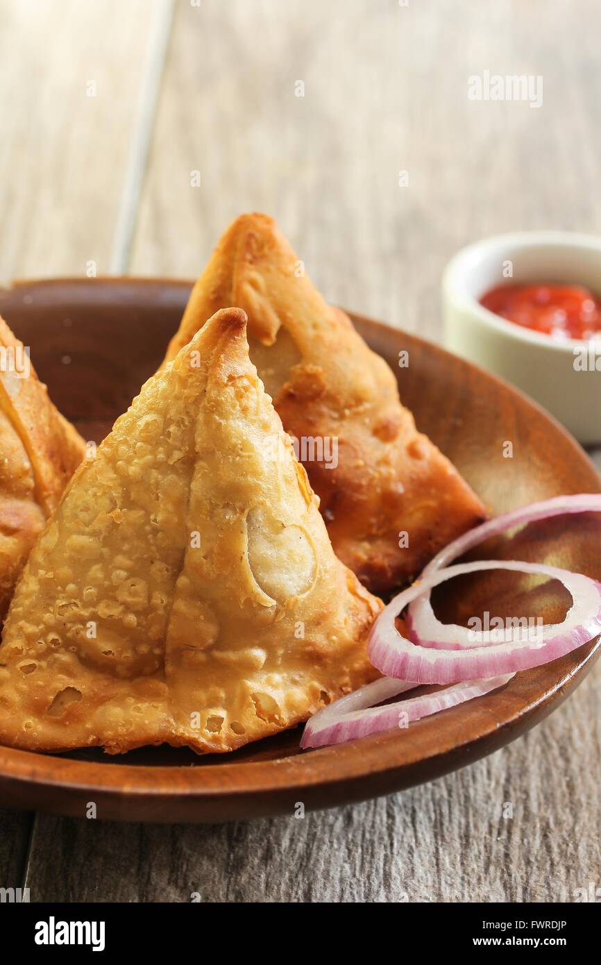 Hausgemachte Samosas - knusprig gebratene indische Snack Essen nahe Ansicht Stockfoto