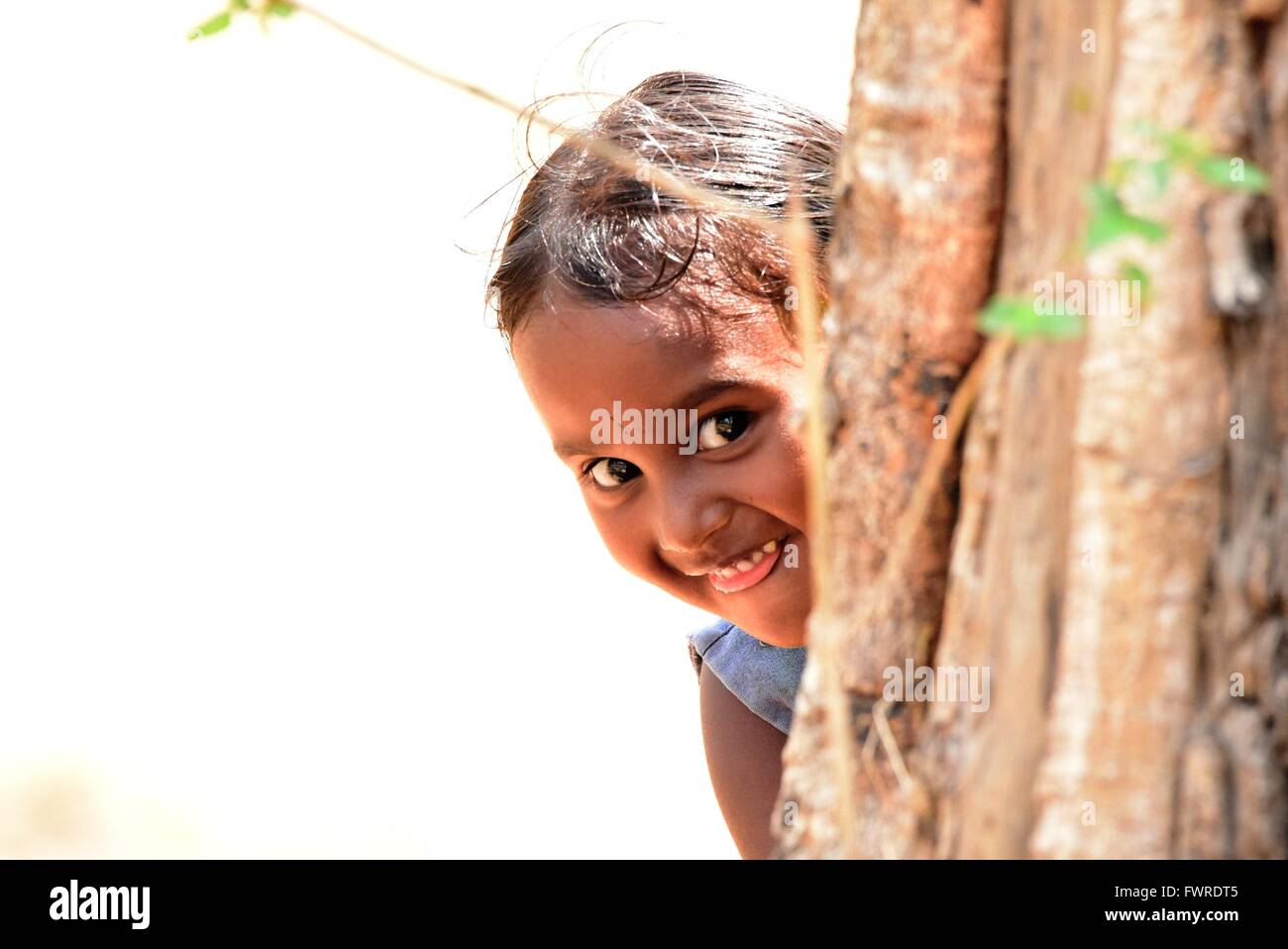 Kleine Mädchen unschuldiges Lächeln Stockfoto