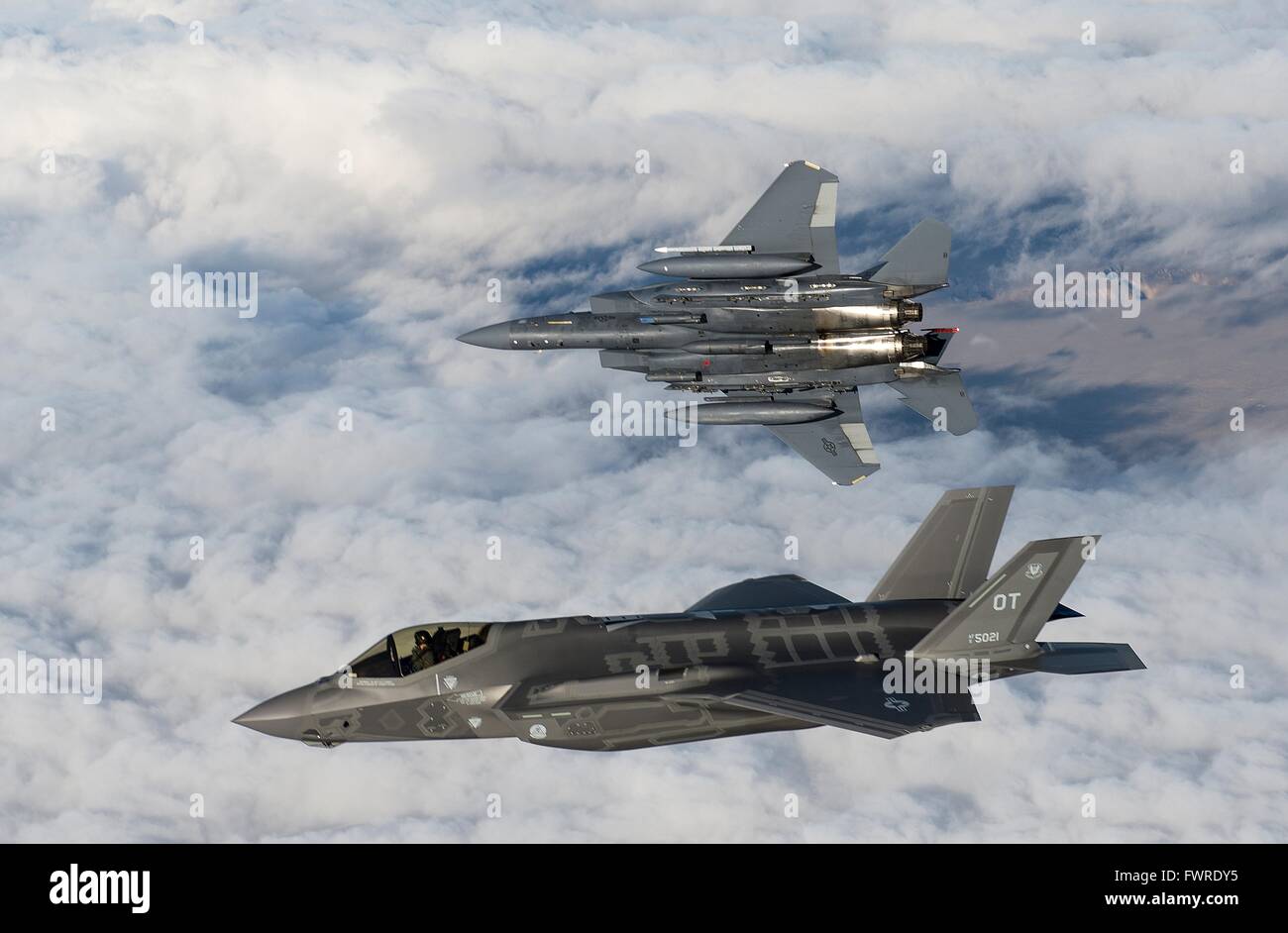Ein Kampfflugzeug der US Air Force f-35 Lightning II und eine F-15E Strike Eagle-Kämpfer fliegen über den Bereich in der Nähe von Mountain Home Air Force Base 22. Februar 2016 in der Nähe von Boise, Idaho. Stockfoto