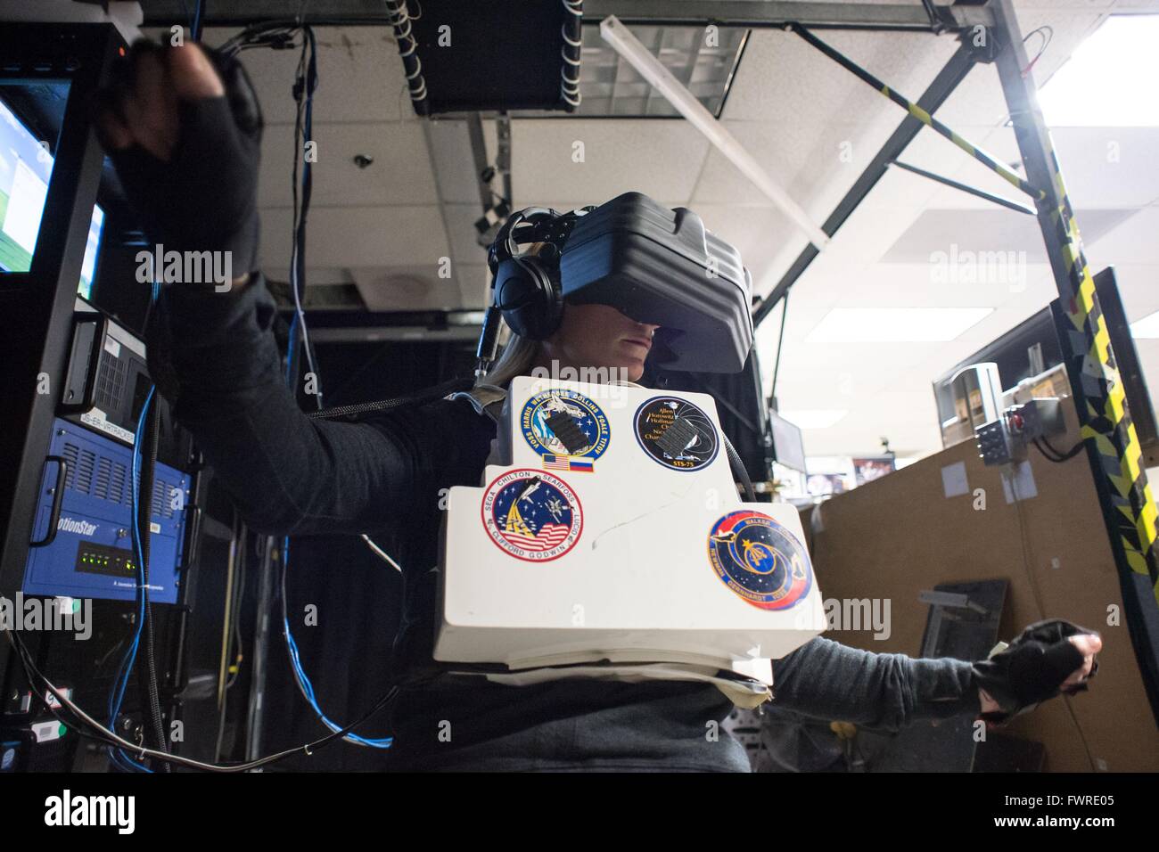 Internationale Raumstation ISS Expedition 48/49 Crew Mitglied Astronaut Kate Rubins tragen ein VR Kopfhörer während der Robotik und Weltraumspaziergang Training in der Virtual Reality-Labor am Johnson Space Center 13. Januar 2016 in Houston, Texas. Stockfoto