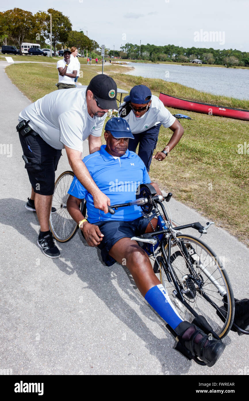 Miami Florida, Tropical Park, Paralympische Erfahrung, Sport, Radfahren, Radfahren, Schwarze Schwarze Afrikaner ethnische Minderheit, Erwachsene, Erwachsene, Männer, Männer, di Stockfoto