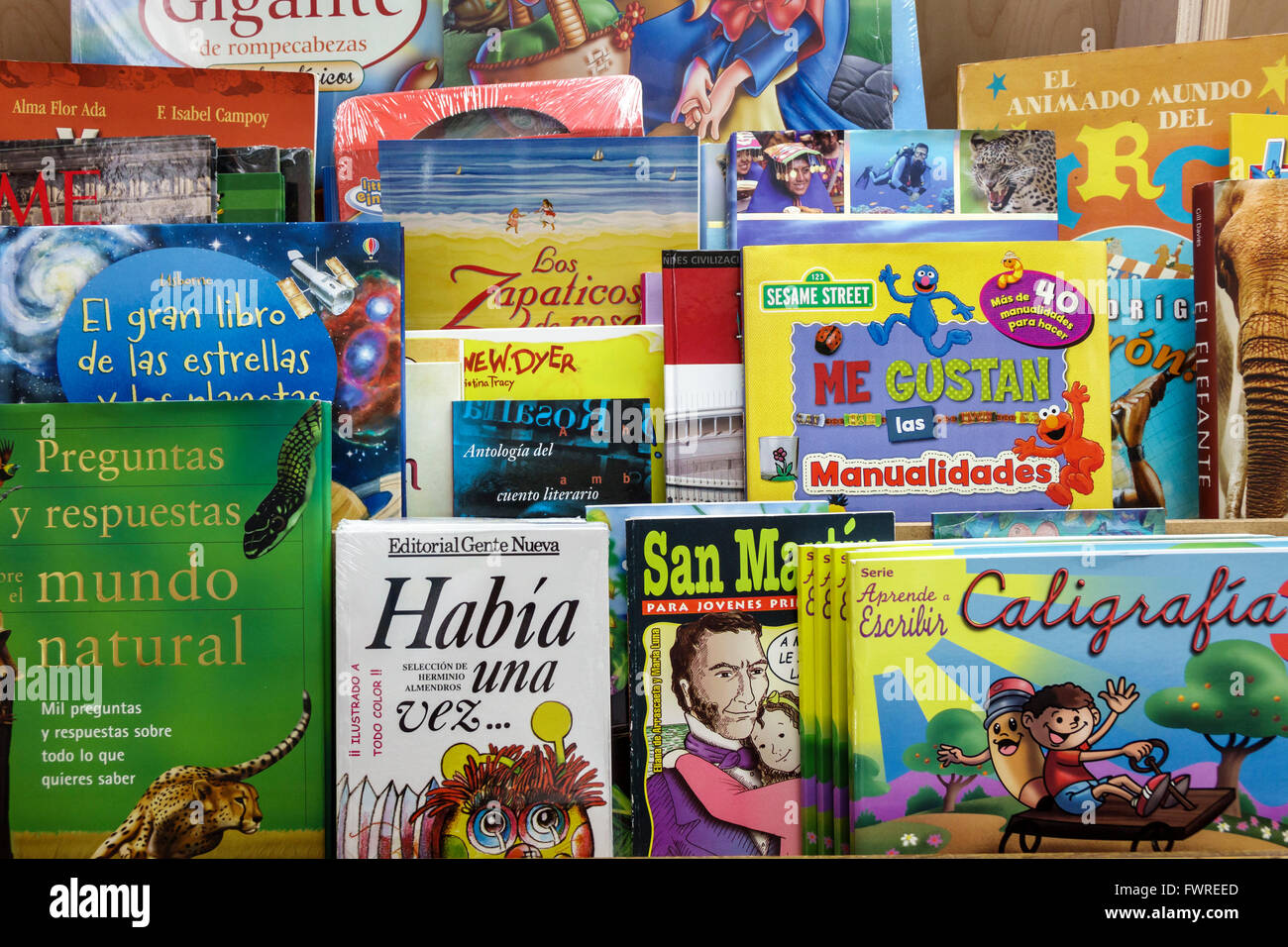 Miami Florida, Revistas & Periodicos Liberia, Buchhandlung, unabhängig, innen, Kinderbücher, Verkauf, Verkauf in spanischer Sprache, Shopping Shopper Stockfoto