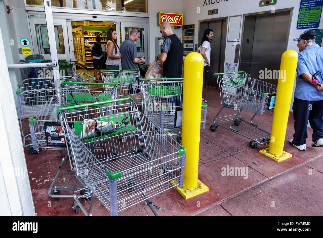 Florida, South, FL, Miami Beach, Publix, Supermarkt, Eingang, blockiert, Einkaufswagen, Trolleys, Sicherheitsrisiko, Besucher reisen zu Stockfoto