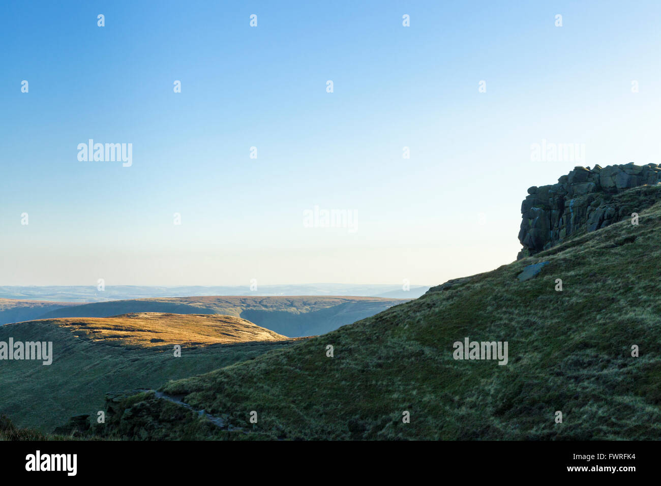 Crowden Turm und in der Nähe von Mooren in der Dämmerung im Herbst am südlichen Rand des Kinder Scout, Derbyshire, Peak District, England, Großbritannien Stockfoto