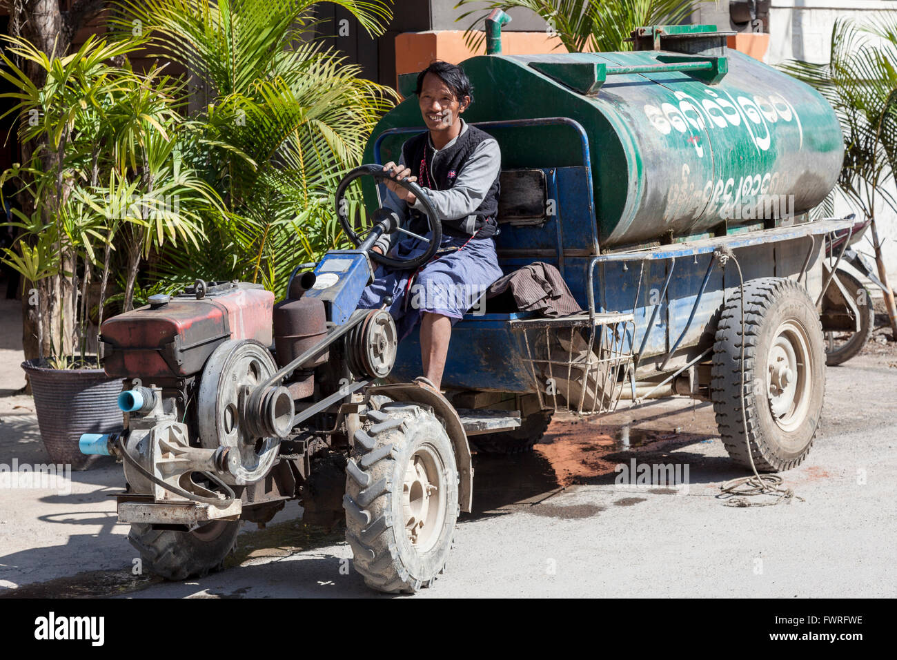 In Nyaungshwe, die tägliche Wasserversorgung für Hotels in nicht-Trinkwasser (Myanmar). La Verteilung d ' Eau nicht trinkbar (Birmanie). Stockfoto