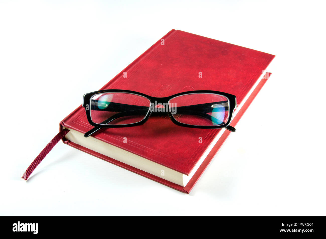 Roten Hardcover-Buch und Lesebrille isoliert auf weißem Hintergrund Stockfoto