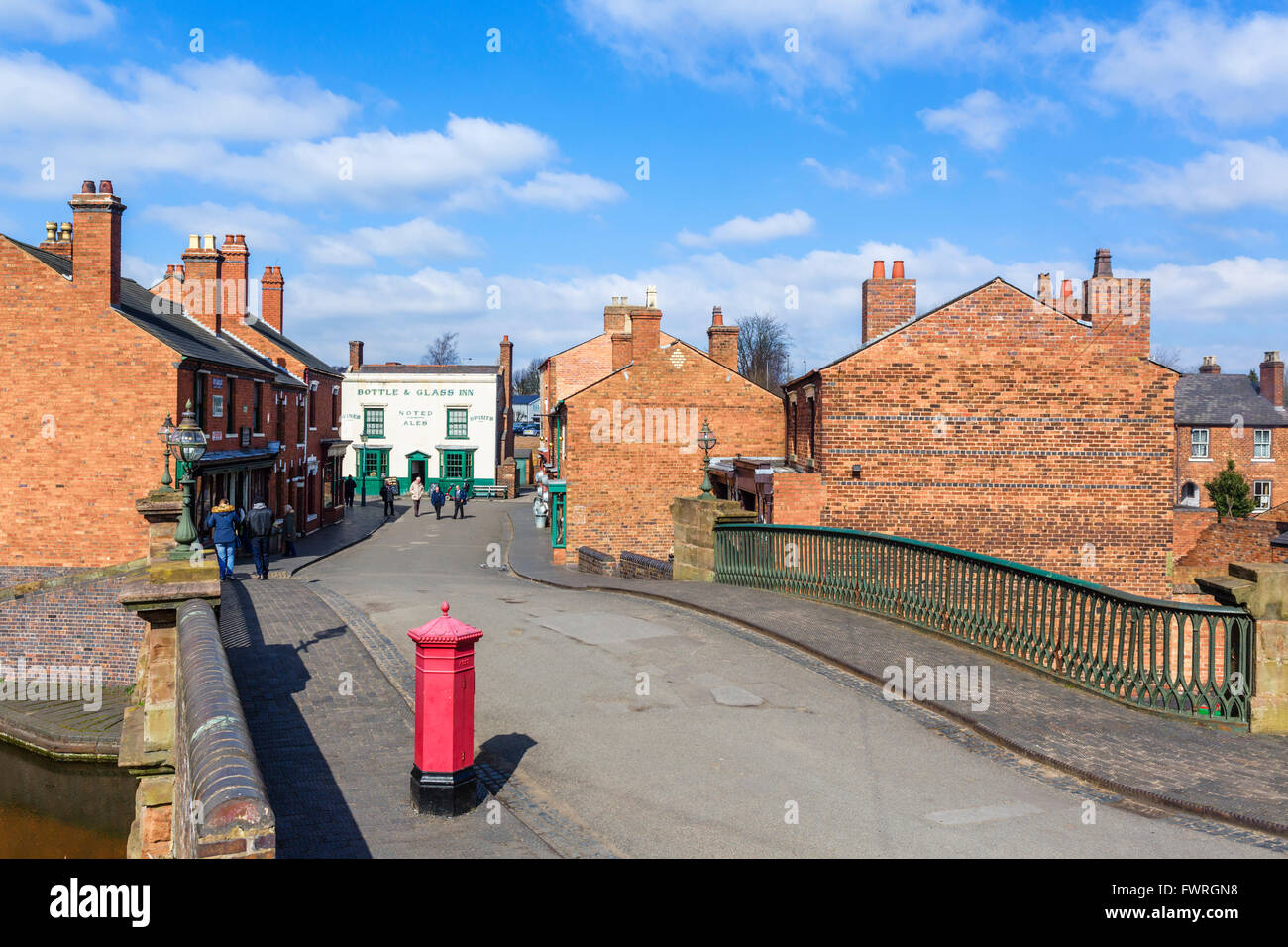 Brücke über den Kanal und die alten Läden im Zentrum Dorfes, Black Country Living Museum, Dudley, West Midlands, UK Stockfoto