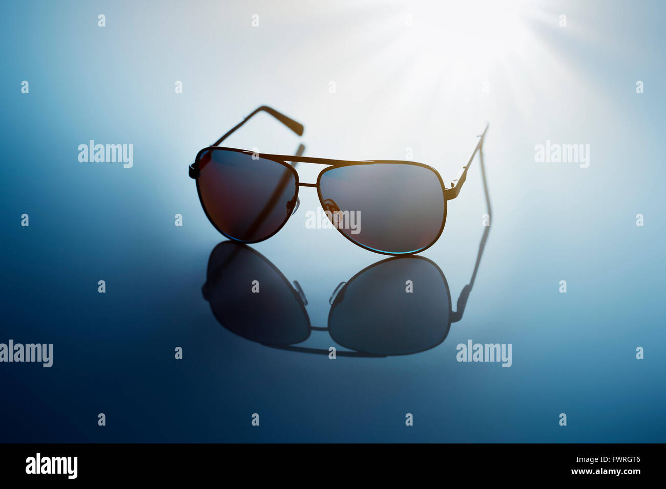 Sonnenbrille auf blauem reflektierenden Hintergrund. Stockfoto