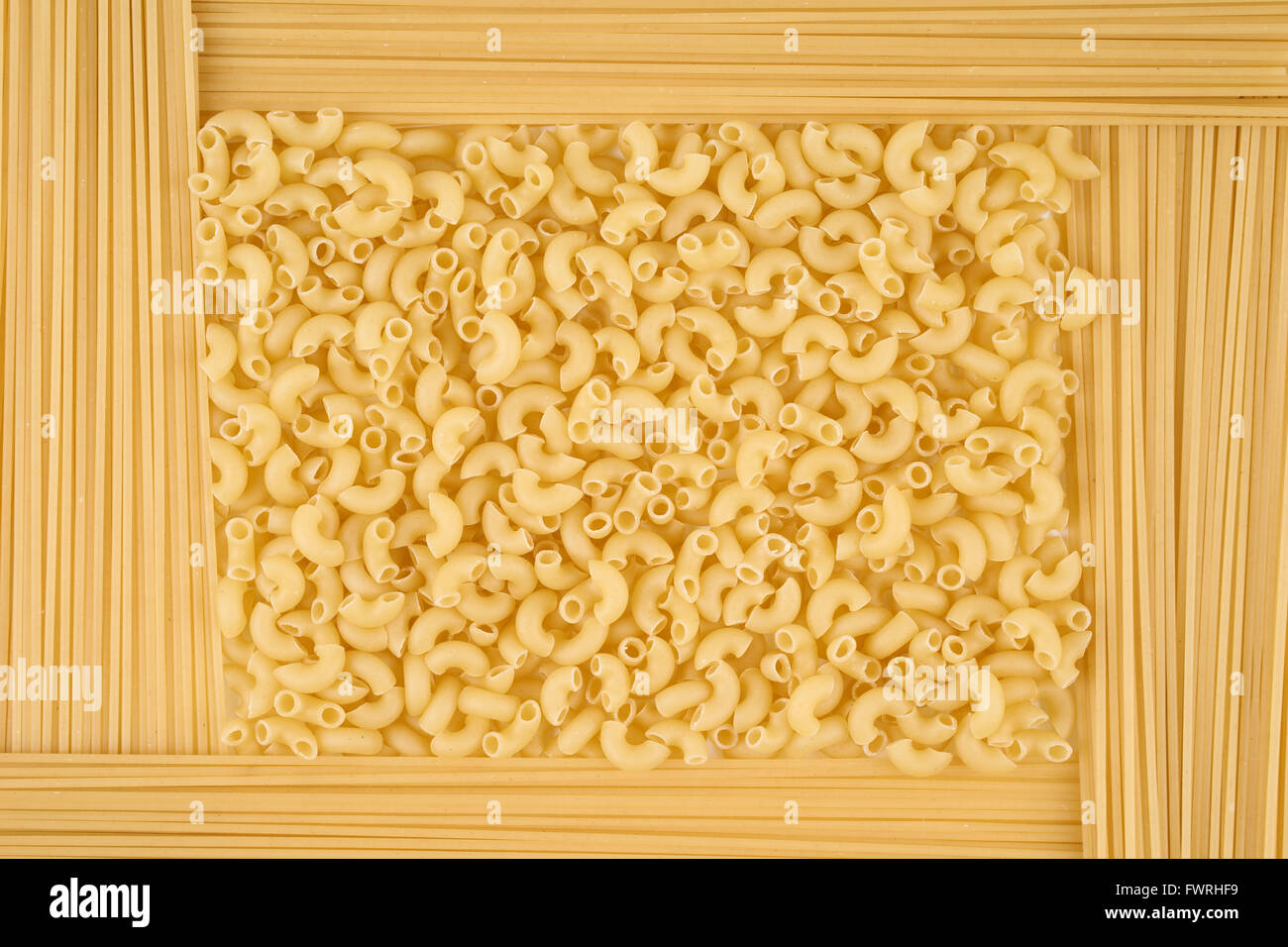 Auswahl an Pasta im Rahmen als Konzept und Essen Hintergrund Stockfoto