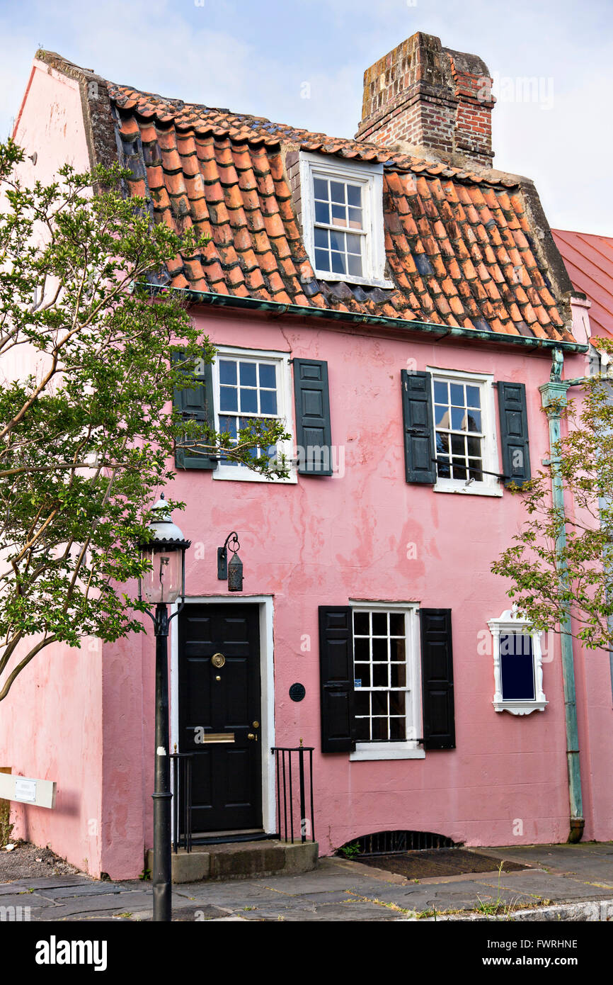 Pink Shell Häuschen an der Chalmers Street im historischen Viertel von Charleston in South Carolina Stockfoto