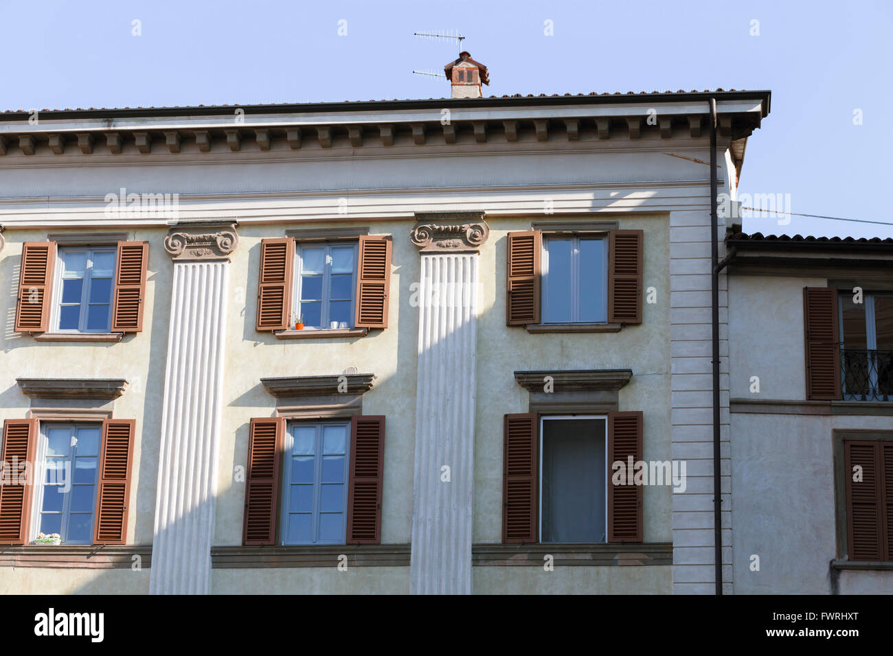 Neoklassische ionischen Pilastern auf einem Mehrfamilienhaus (Palazzo) in die Piazza Vecchia, Bergamo, Italien. Stockfoto