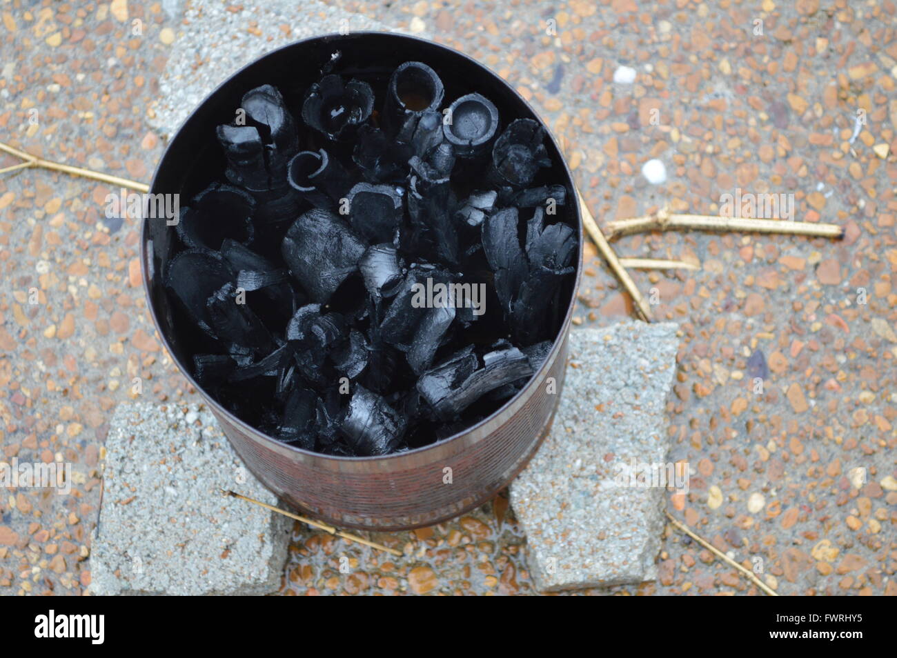 Pflanzenkohle, ein nachhaltig produzierte Holzkohle aus  landwirtschaftlichen Abfällen wird in einem kleinen Vergaser mit Bambus  hergestellt Stockfotografie - Alamy