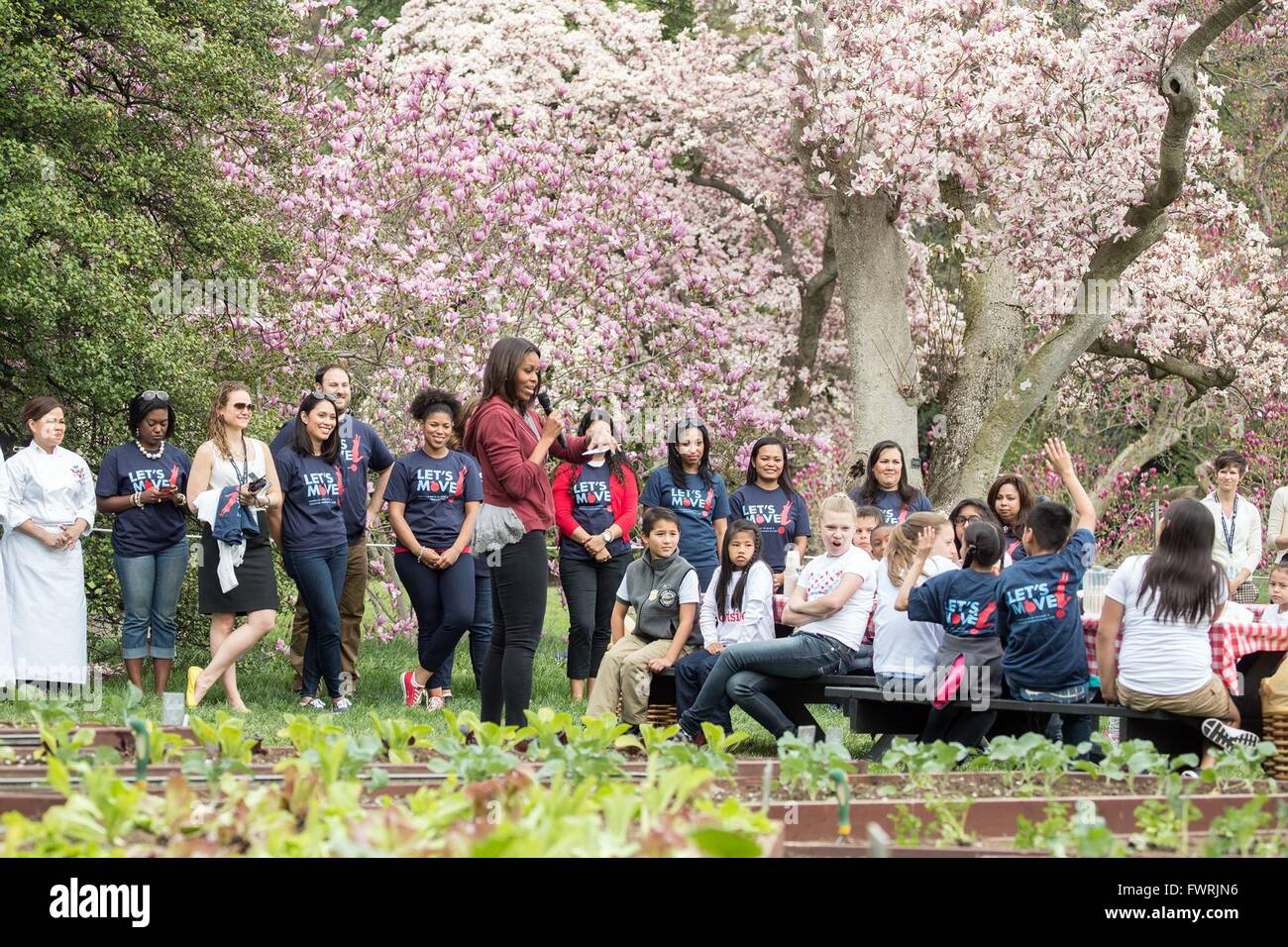 US-Präsidentengattin Michelle Obama nimmt Fragen von Studenten vor dem Beginn des Frühlings Bepflanzung im Weißen Haus Küchengarten 15. April 2015 in Washington, D.C. Stockfoto