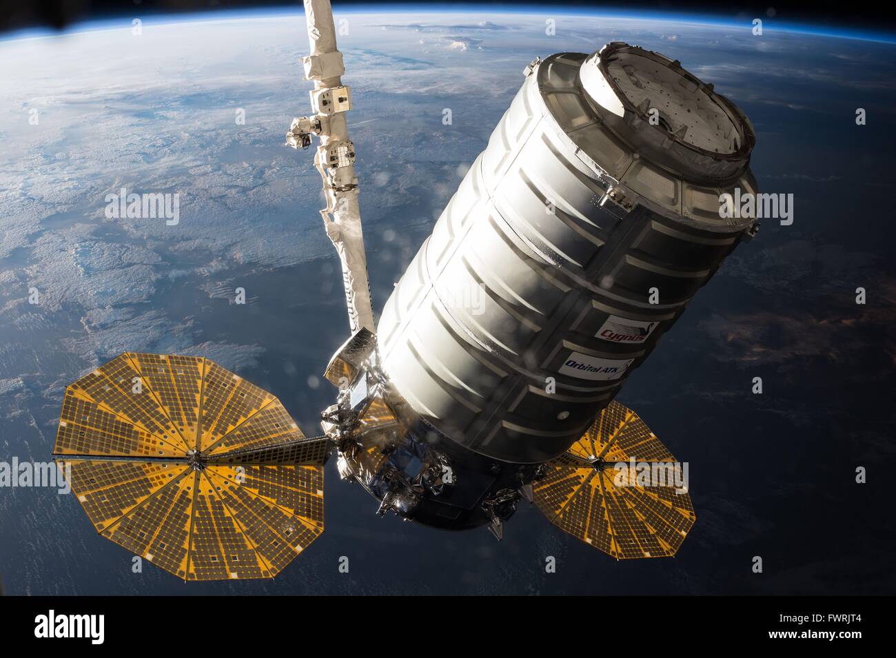 Orbital ATK Cygnus kommerziellen Angebot Frachtschiff durch den Canadarm2 erfasst und in an den Liegestellen Anschluss an die internationale Raumstation ISS andocken 26. März 2016 in der Erdumlaufbahn gebracht. Stockfoto