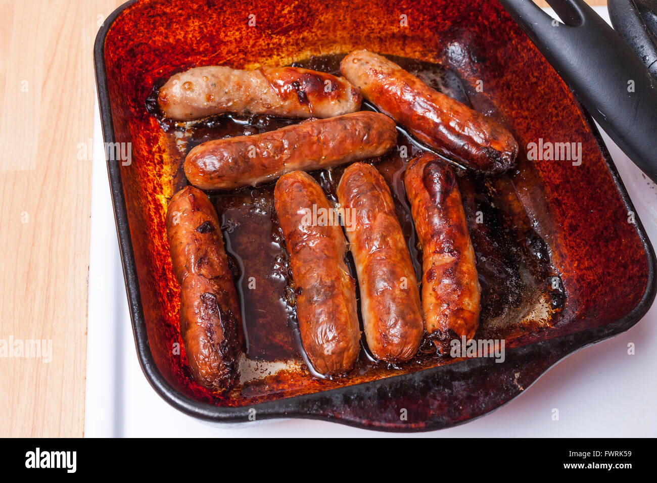 Brühwürste in eine gut gebrauchte Auflaufform Beweis Stockfoto