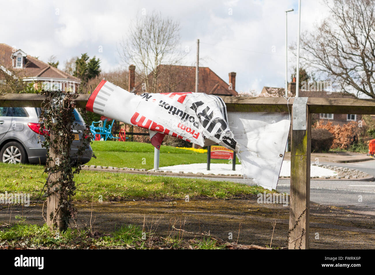 Ein "Bury HS2" Protest Banner, gerissen und zerrissen, eine hölzerne Barriere umwickelt Stockfoto