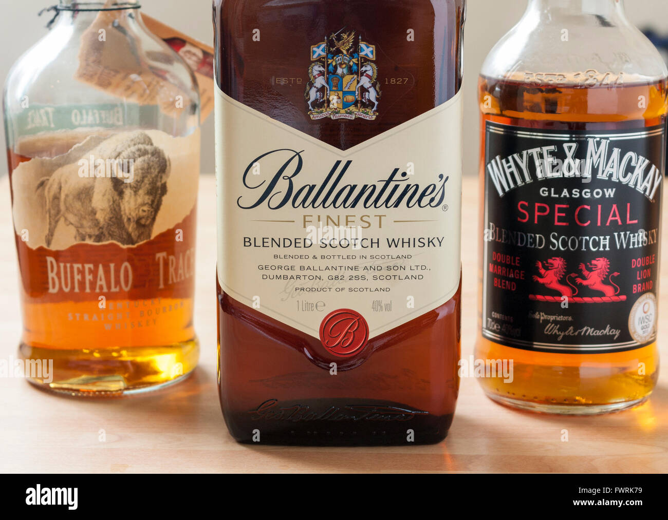 Eine Auswahl an verschiedenen Arten von Whisky - Buffalo Trace (Bourbon), Ballantine (Scotch) und Whyte & Mackay (Scotch) Stockfoto