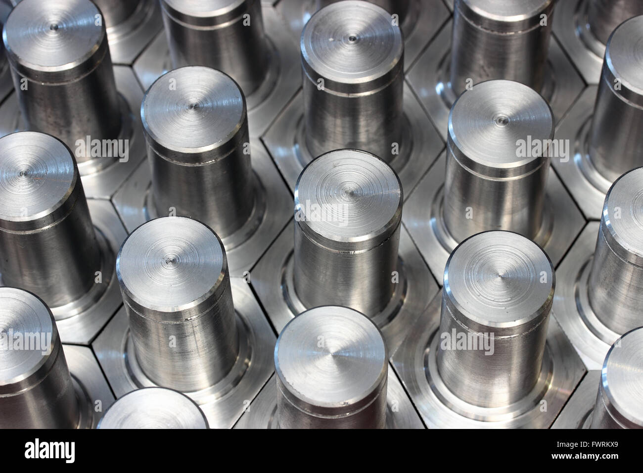 Metallteile auf einer Drehbank bearbeitet Stockfoto