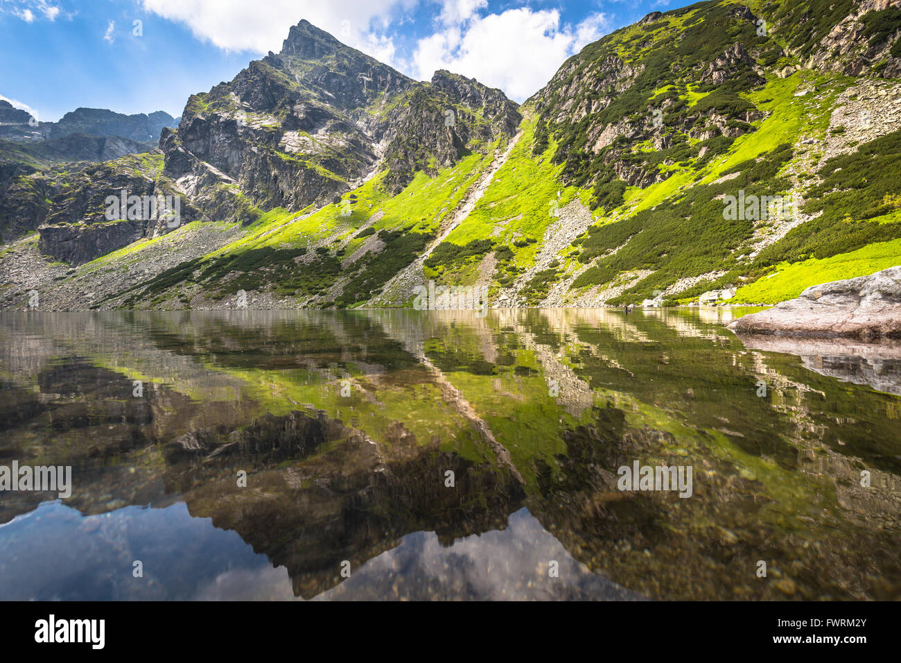 Schwarzer teich gasienicowy in tatra bergen Fotos und Bildmaterial in