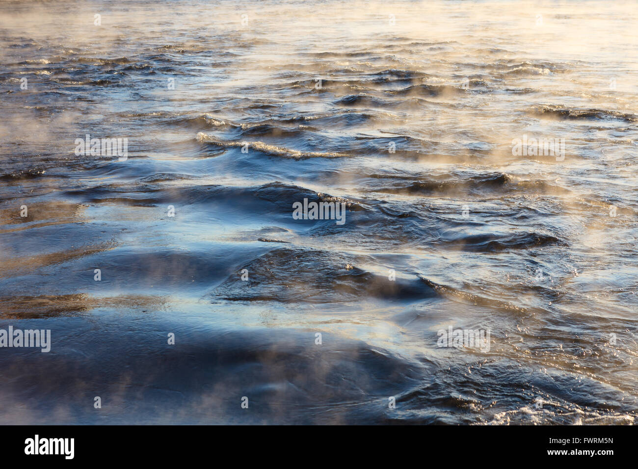 Wasserdampf auf der Oberfläche des kalten Wassers Stockfoto