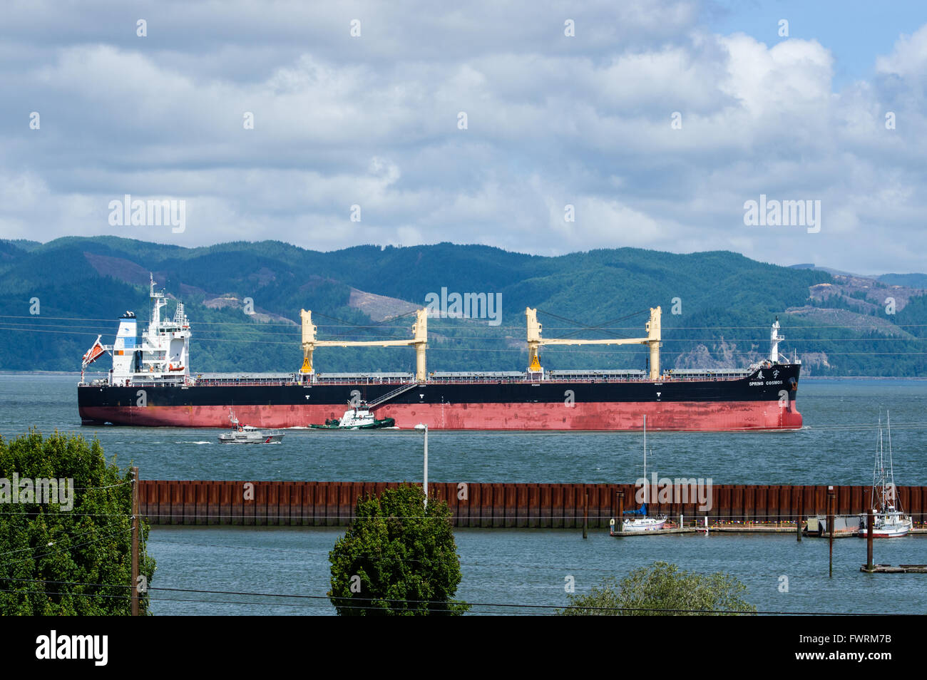 Massengutfrachter Frühling Kosmos bewegt sich der Columbia River in der Nähe von Astoria, Oregon Stockfoto