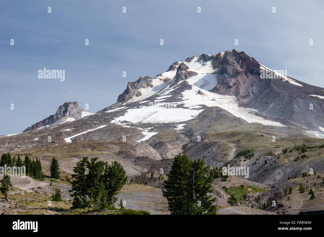 Blick auf Mt. Hood zeigt Palmer Schnee Feld und Skilift Stockfoto