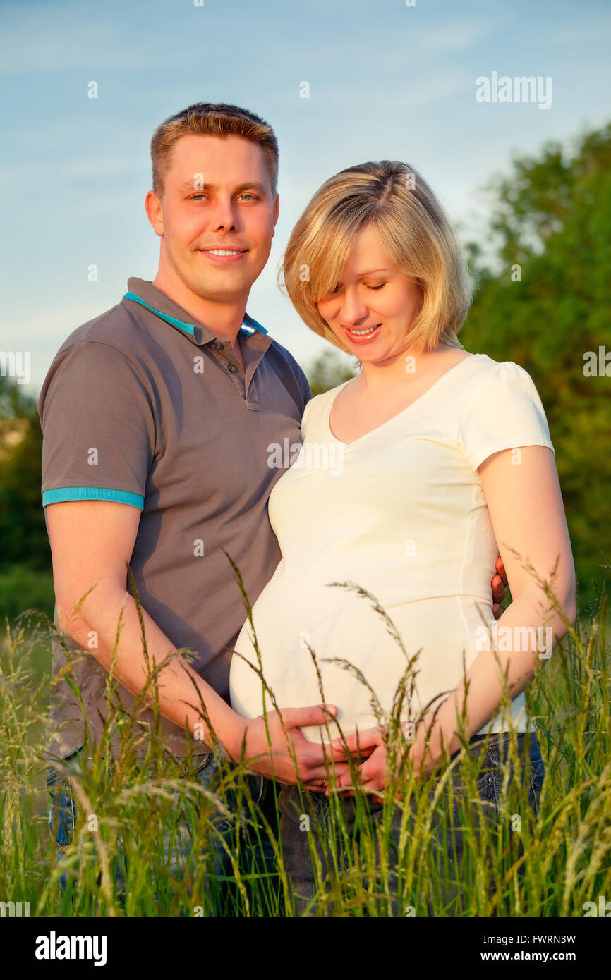 Schwangere paar im park Stockfoto