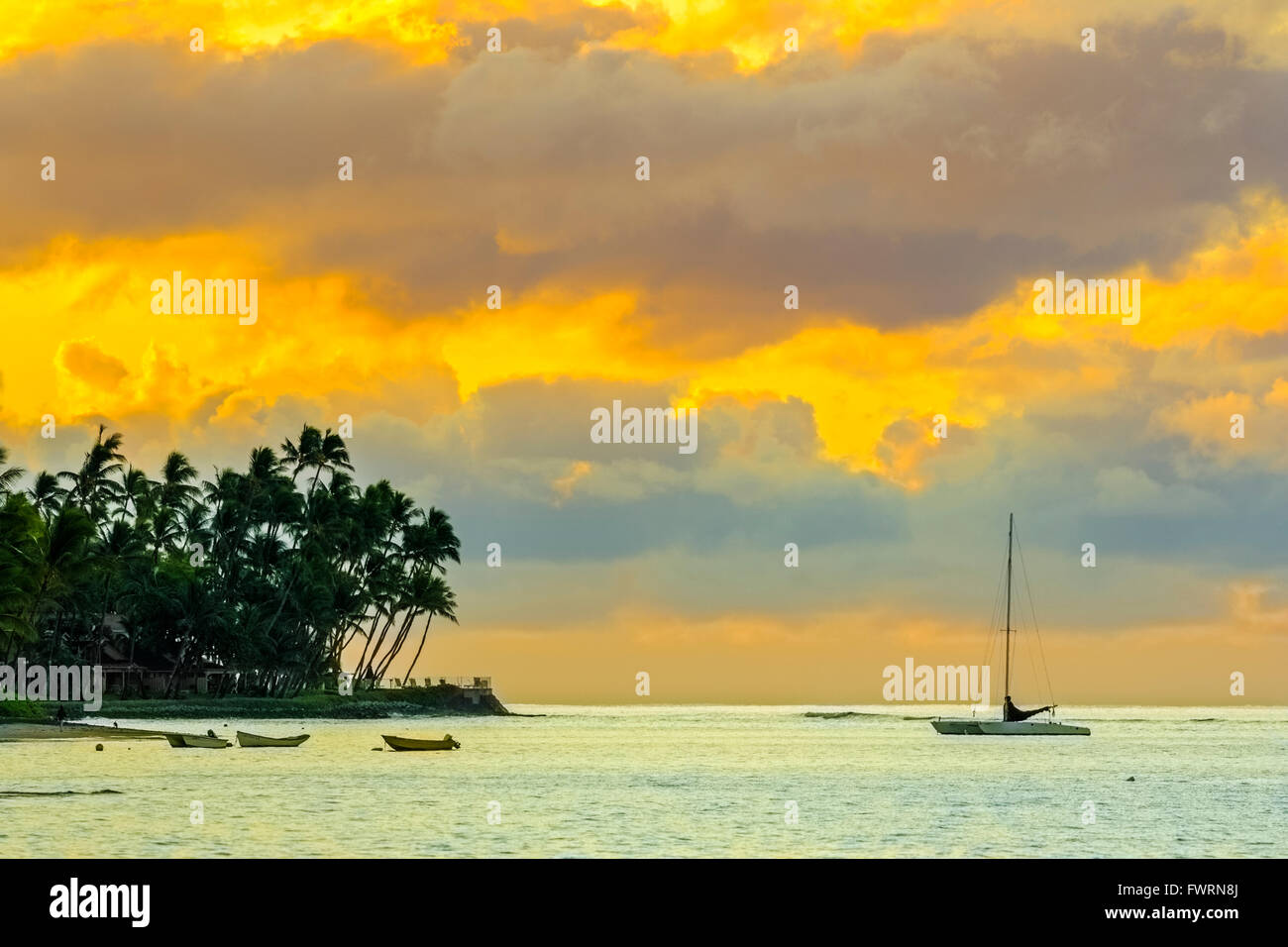Boote verankert in der Abendsonne vor der Küste von Maui Stockfoto