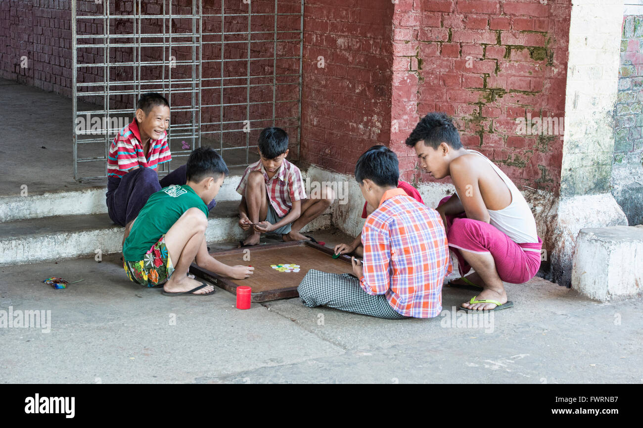 Jungs spielen Brettspiele, Yangon, Myanmar Stockfoto
