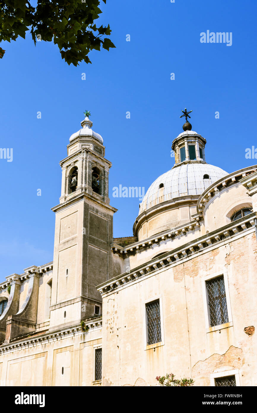 Seitlichem Blick auf die Kuppel und Glockenturm der Dominikanerkirche Santa Maria del Rosario, Dorsoduro, Venedig, Italien Stockfoto