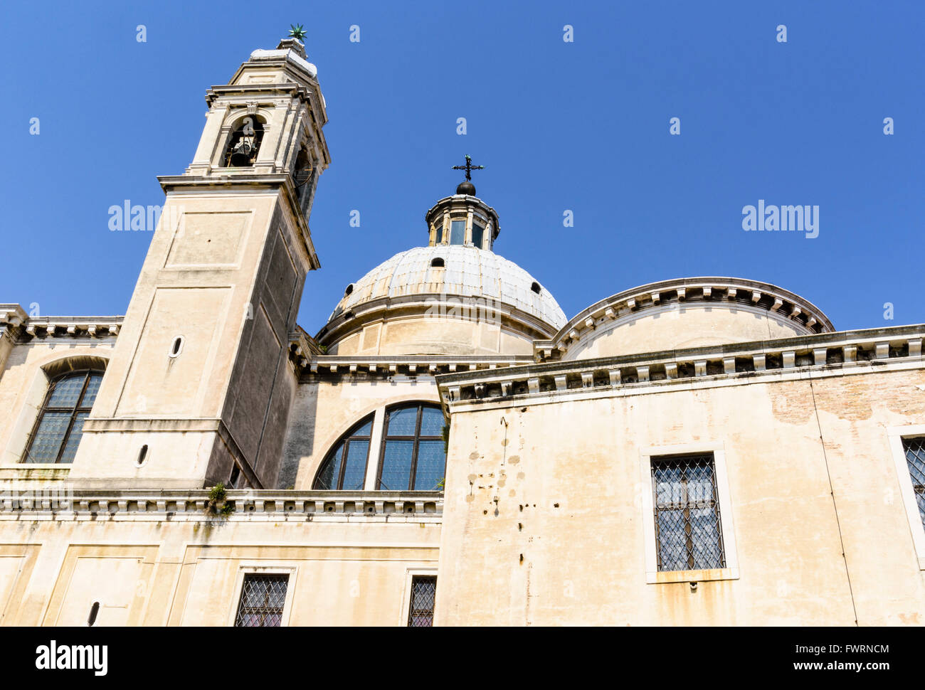 Seitlichem Blick auf die Kuppel und Glockenturm der Dominikanerkirche Santa Maria del Rosario, Dorsoduro, Venedig, Italien Stockfoto