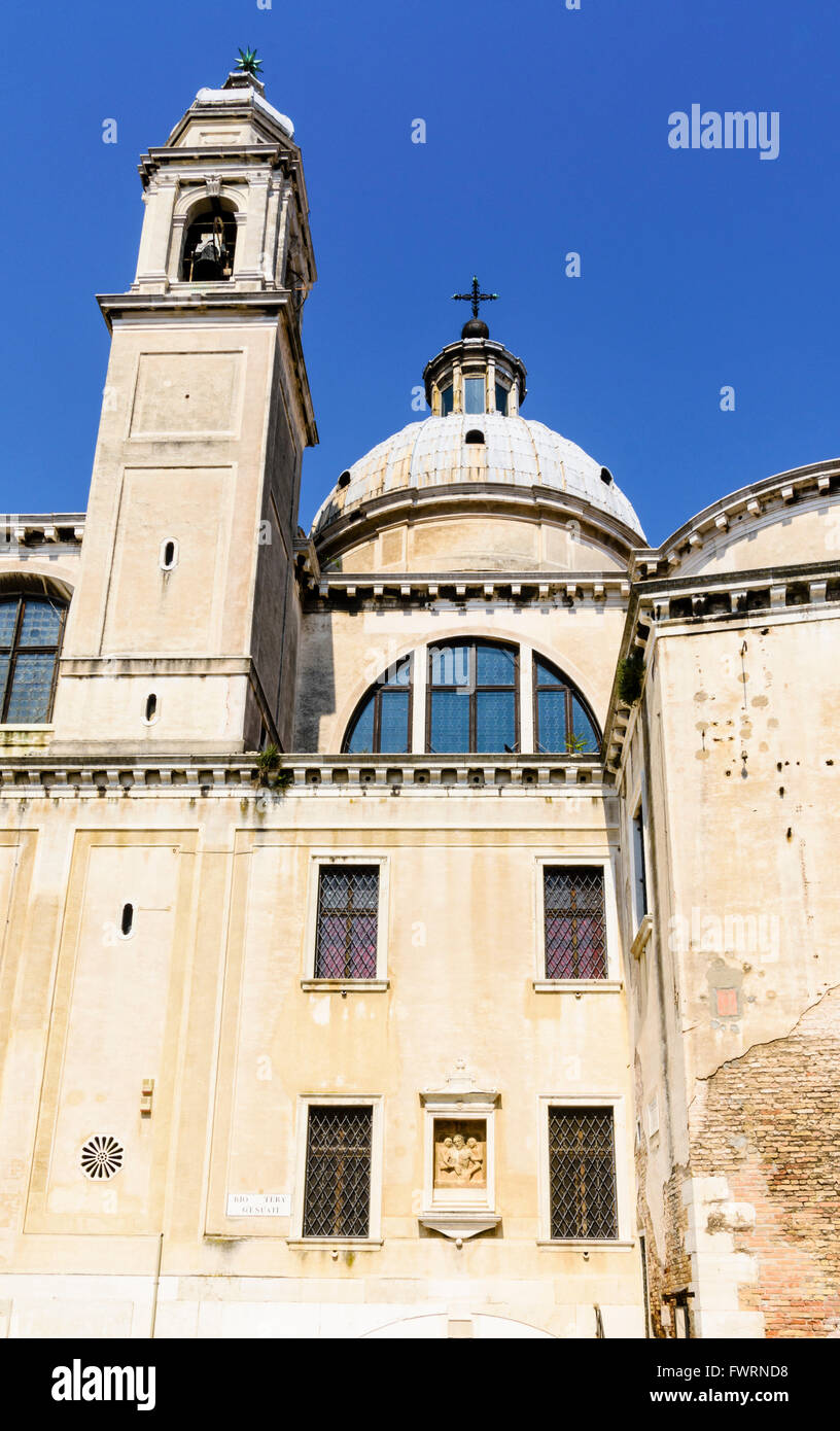 Seitlichem Blick auf die Kuppel und Glockenturm der Dominikanerkirche Santa Maria del Rosario, Dorsoduro, Venedig, Italien Stockfoto